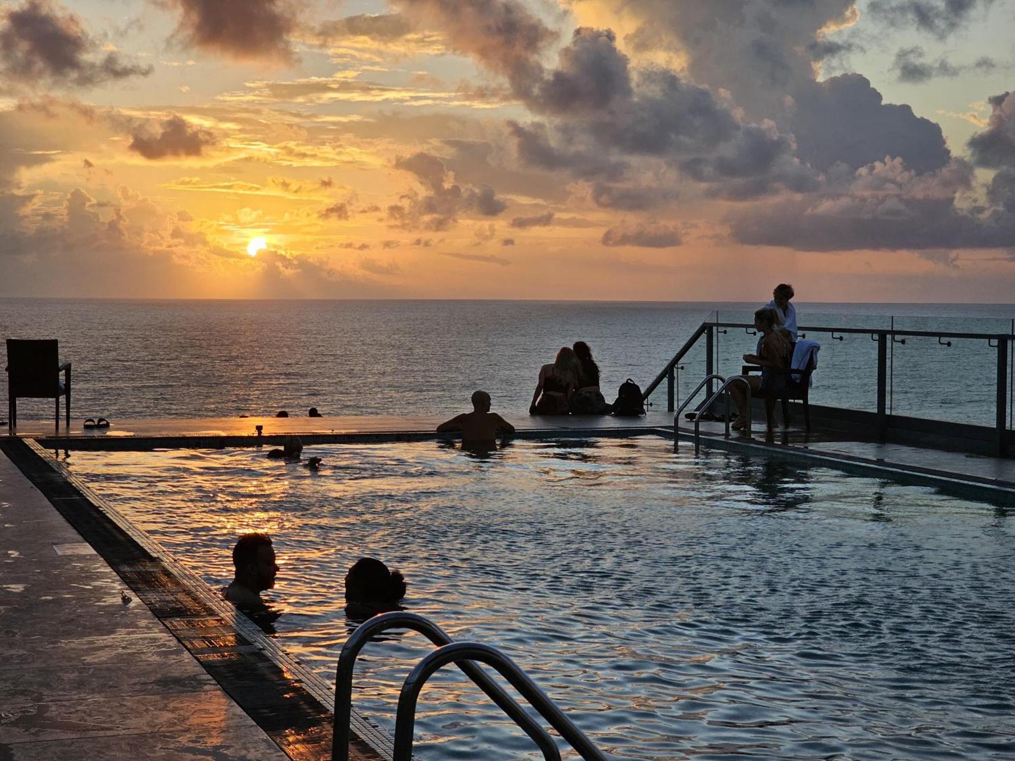 Ocean Breeze Sea View Luxury Apartment