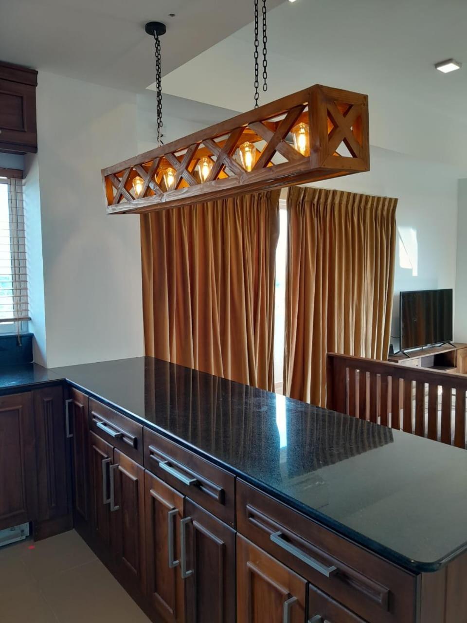 Ocean Breeze Sea View Luxury Apartment